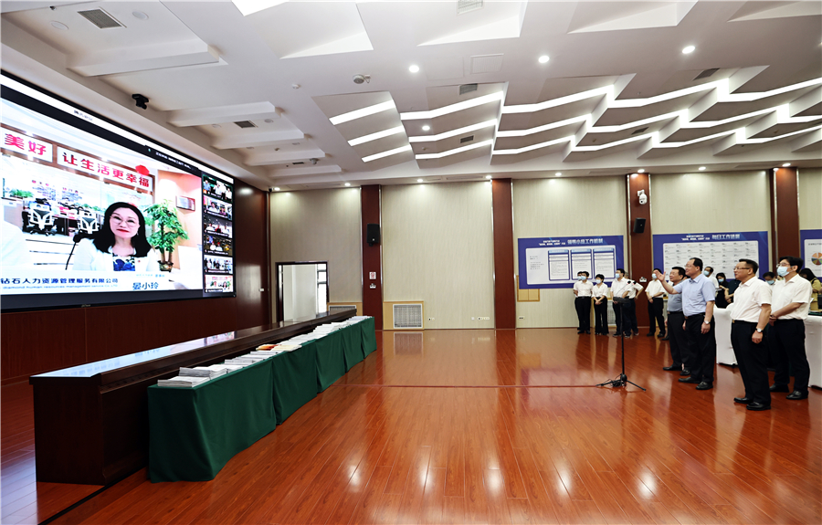 毛伟明:同频共振 同题共答 同甘共苦 以持续在线状态巩固稳中向好势头